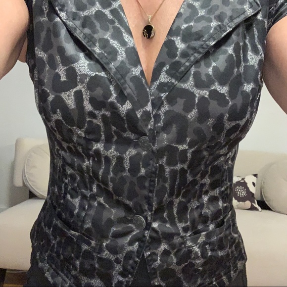 Leopard print cap sleeve blazer style top - Picture 4 of 8